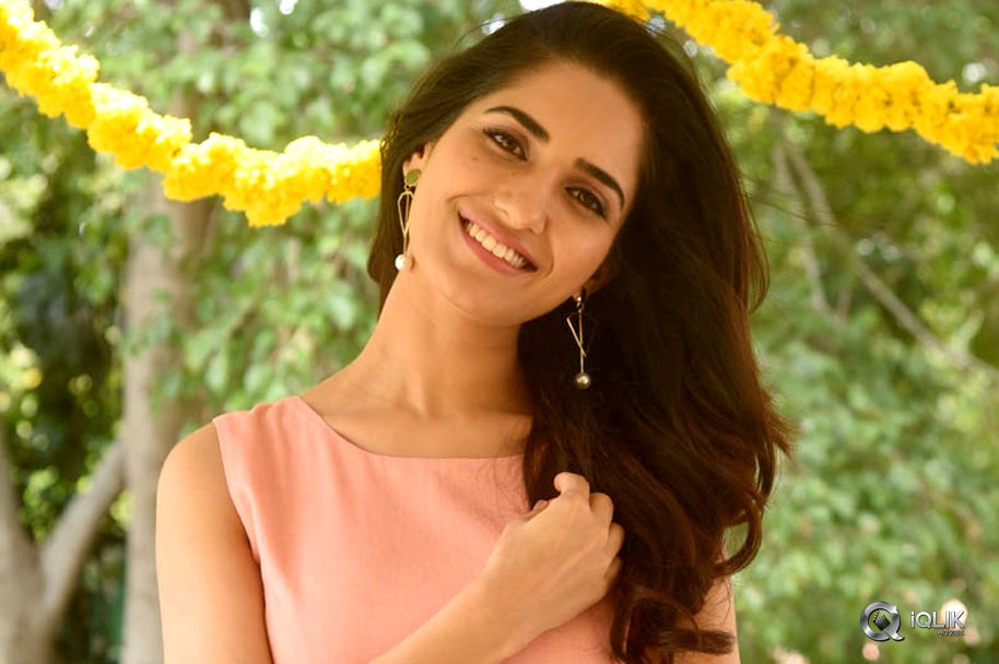 Ruhani-Sharma-New-Photos